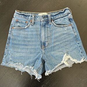 Like New Abercrombie 4” High Rise Mom Short
